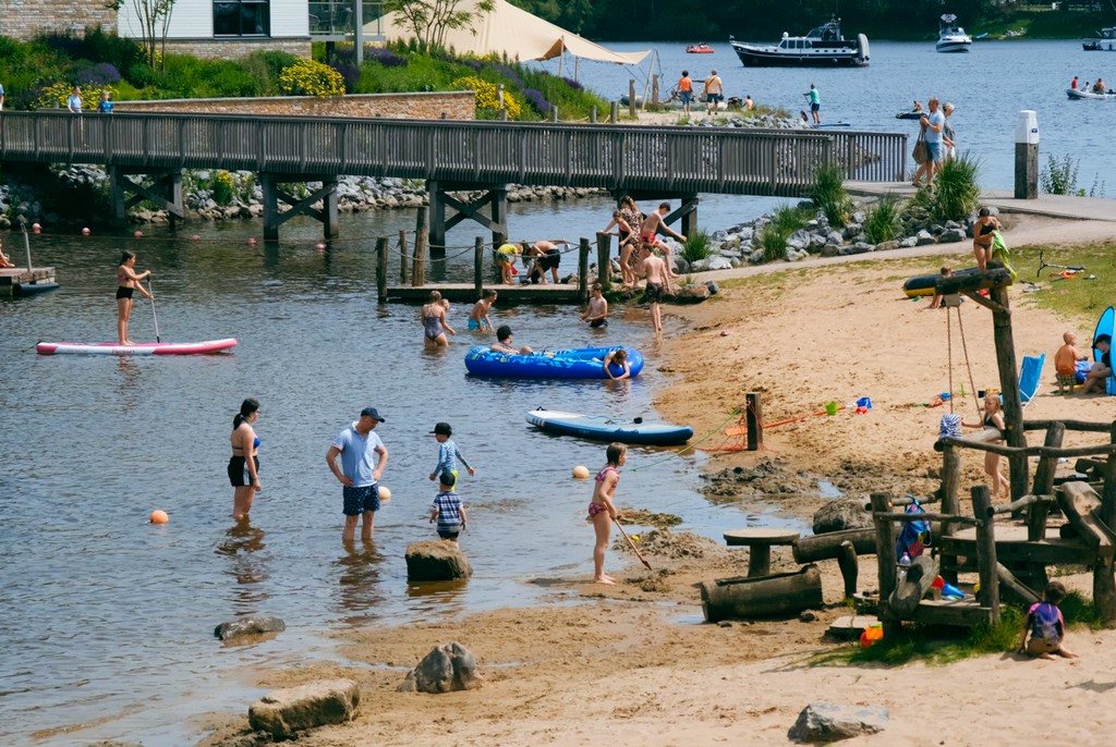 Bootjes kano's en SUP op beach strand