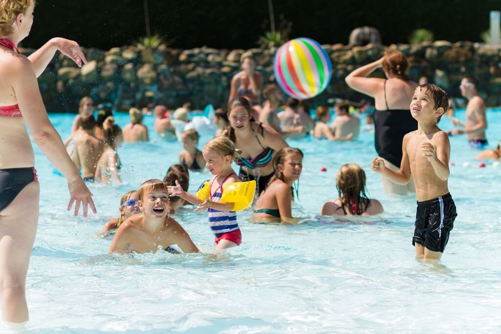 buiten golfslagbad met spelende kinderen