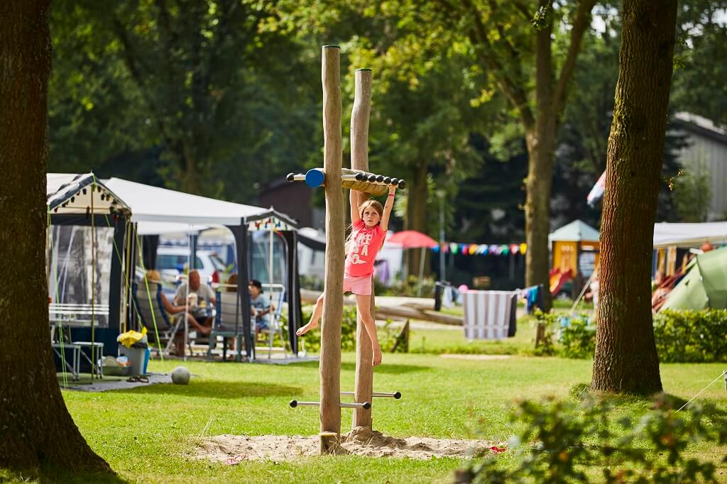 kind met speeltoestel op achtergrond kampeerplaats comfort