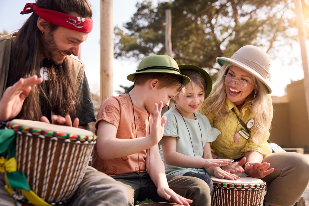 Karibu town bij de Beekse Bergen safari resort vrouw man en twee vrolijke kinderen