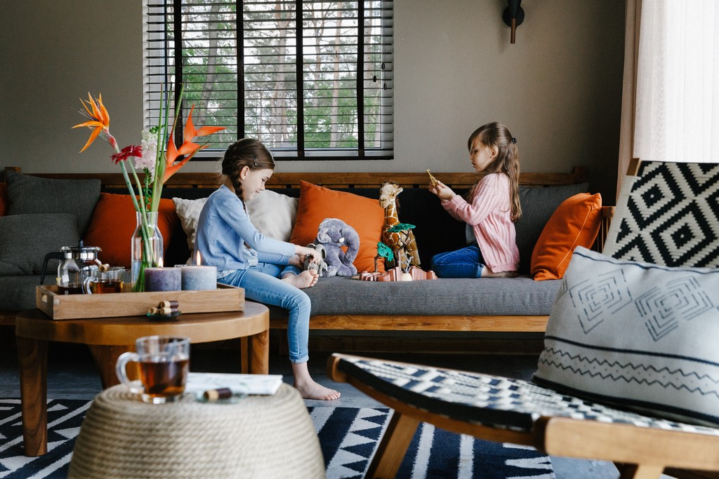 Binnenkant lodges safari park beekse bergen twee kinderen op de bank in de woonkamer